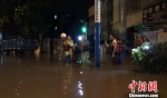 广西防城港遭暴雨袭击消防官兵连夜救出6人 - 消防网