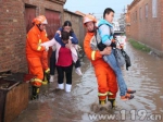 锡盟受暴雨袭击内蒙古消防官兵转移受困群众 - 消防网