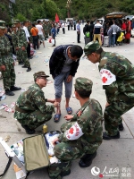 救灾第一天:九寨沟6万人完成大转移 勿忘这些身影 - 消防网