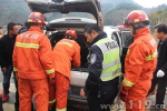 雨天路滑引车祸 浙江淳安消防破拆救援 - 消防网