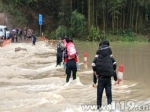 浙江磐安：回家道路被淹 消防员暖心涉水渡人 - 消防网