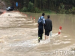 浙江磐安：回家道路被淹 消防员暖心涉水渡人 - 消防网