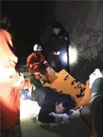 山东青岛男子夜里上山摔断腿 民警用担架被抬下山 - 消防网