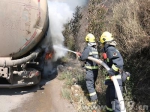 水泥罐车起火引燃路边山林 大理消防扑救 - 消防网