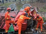 货车四轮朝天翻倒公路边 大理消防救出被困司机 - 消防网