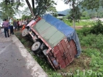 道路湿滑至货车侧翻两人被困  消防成功救援 - 消防网